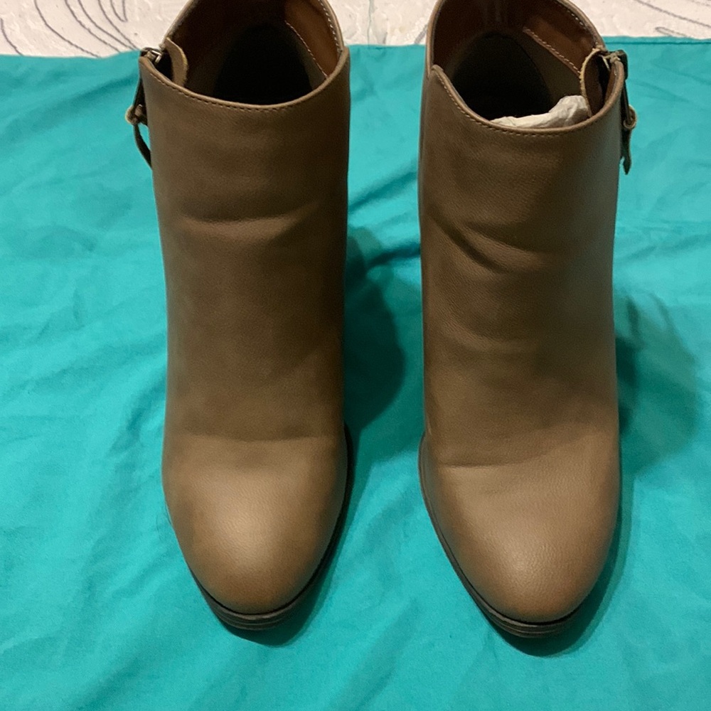 Charlotte Russe tan chunky heeled booties size 7m.